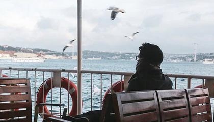 开云体育在线-特色峡谷峭壁攀岩大赛，勇者的极限突破，攀岩探险