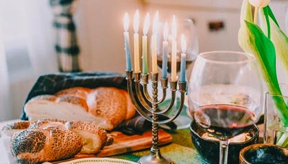 开云体育在线-特色峡谷峭壁攀岩大赛，勇者的极限突破，攀岩探险