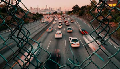 开云体育在线-特色峡谷峭壁攀岩大赛，勇者的极限突破，攀岩探险